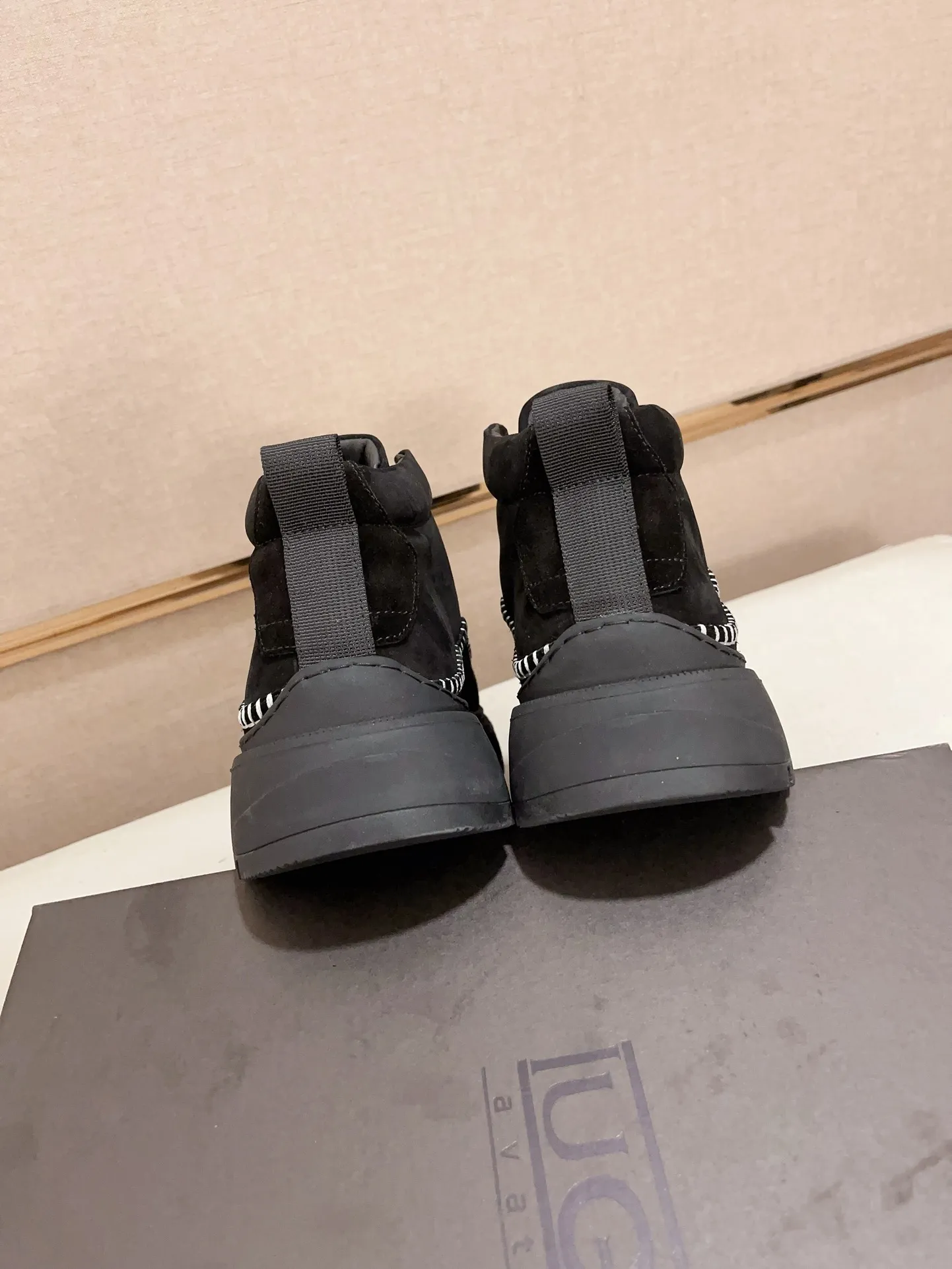 Factory price: 760💰North American men's shoes Ugg ☃️In the special sale of new high-quality men's shoes snow boots in autumn and winter, the nemesis of extreme cold weather! Made of cowhide leather, merino wool lining, and original outsole, whether driving, outdoor or daily wear, there is always one that suits you! Code number 39-44